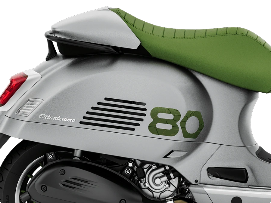 Green anniversary saddle and matt grey saddle cover on the Vespa Edizione Ottantesimo