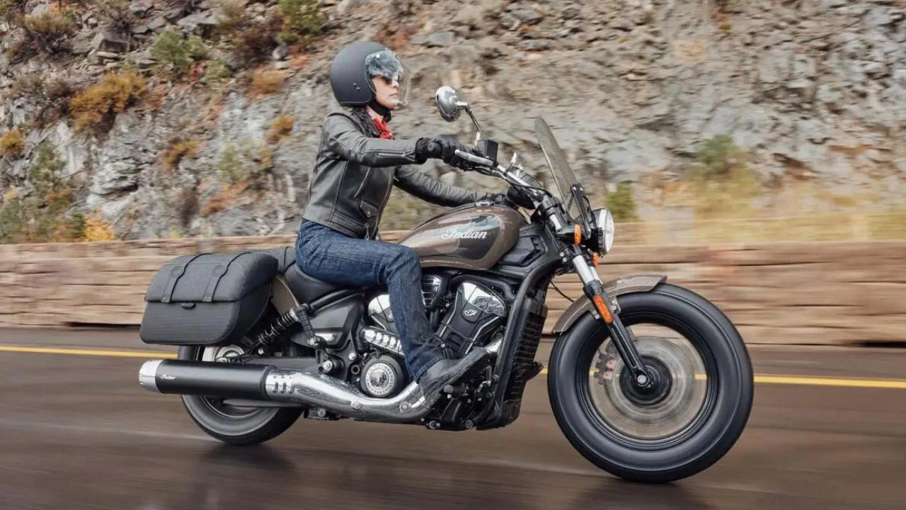 vue latérale avant d'une moto Indian Super Scout