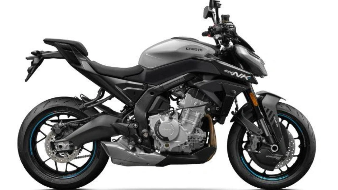 vue latérale d'une moto CFMOTO 675 NK