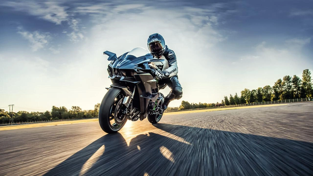 vue latérale avant d'une moto Kawasaki Ninja H2R 2026