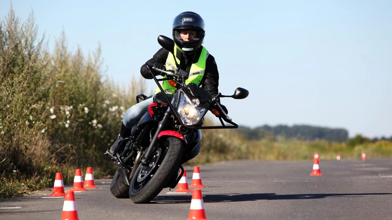 apprenti conducteur de moto en train de circuler entre des cônes