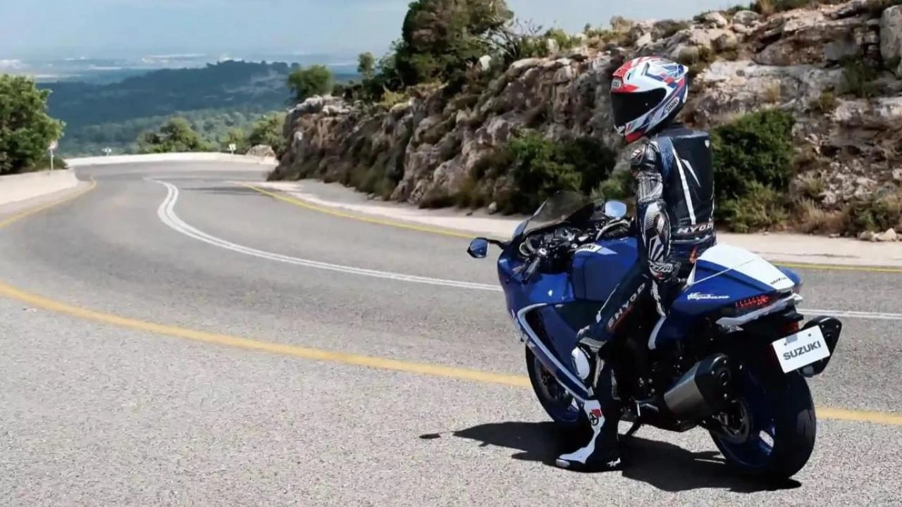 vue latérale arrière d'une moto Suzuki Hayabusa 2026