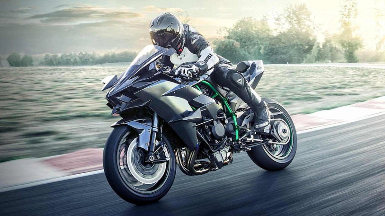 vue latérale avant d'une moto Kawasaki Ninja H2R 2026