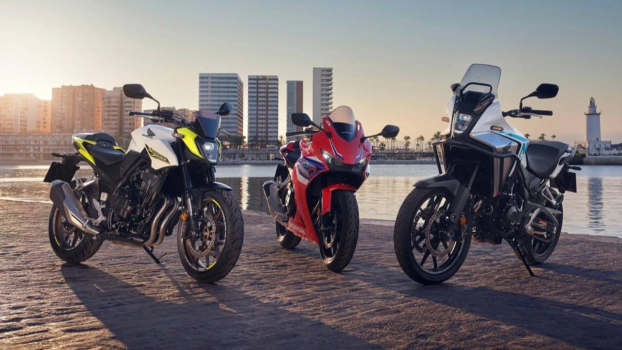trio de motos honda sur le bord de l'eau