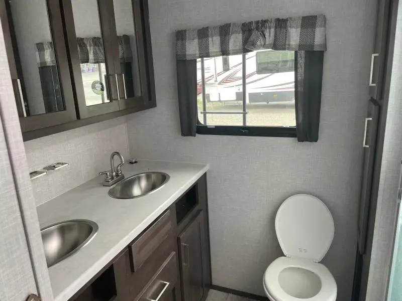 2021 Forest River ROULOTTE FLT826MBR
