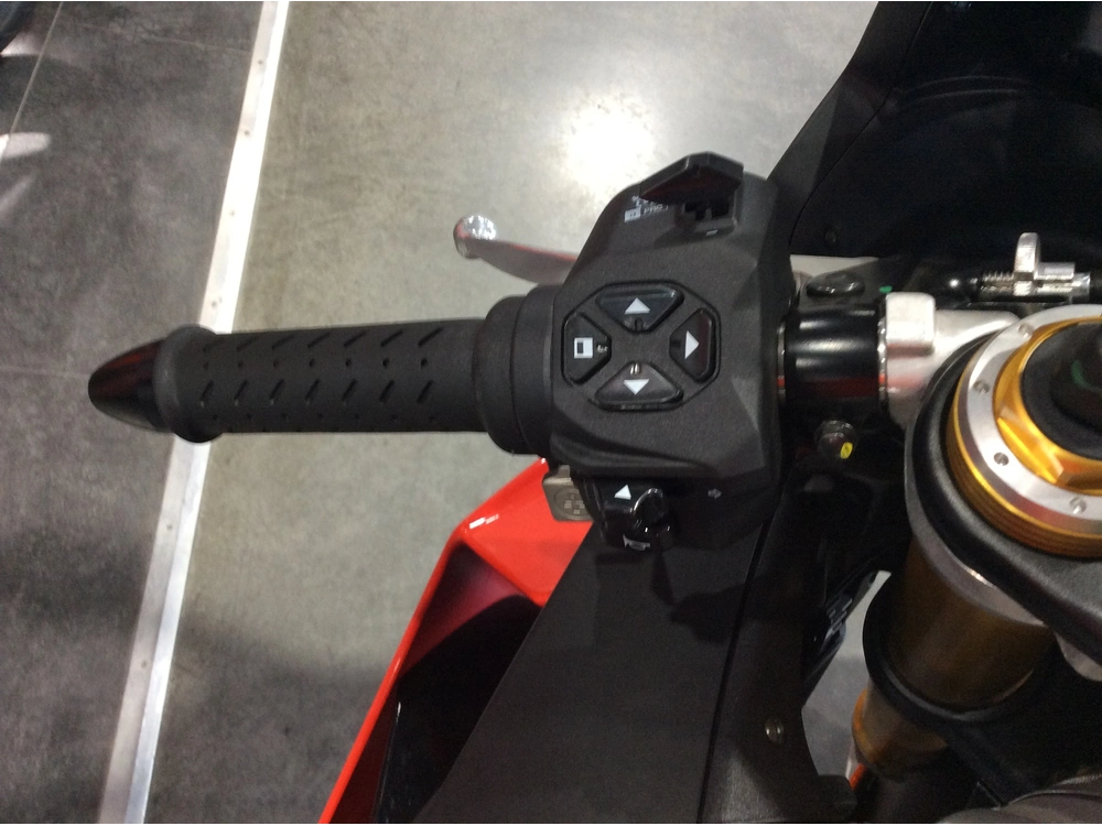 Aprilia Rsv4 Factory 2021 alt