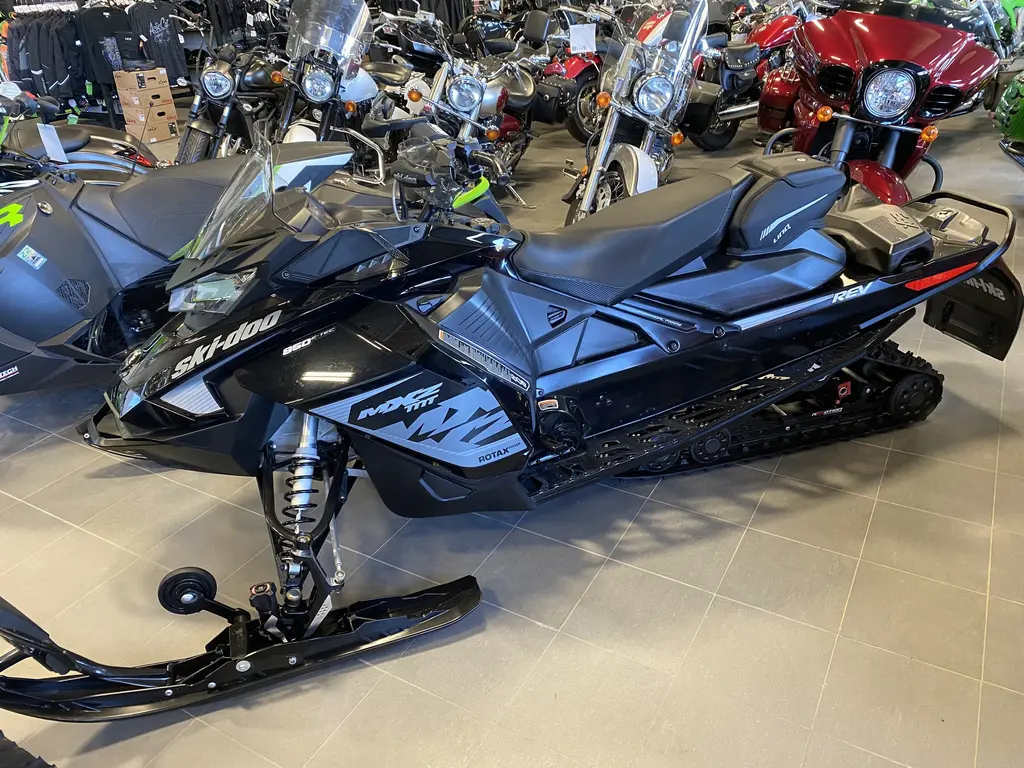 2017 SKI-DOO MXZ850
