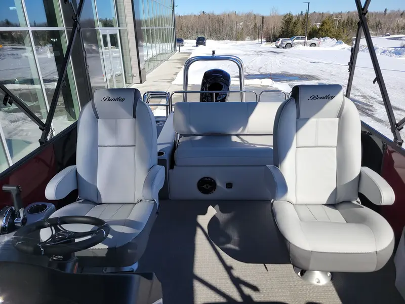 2023 Bentley Elite 223 Swingback Dual Capitain