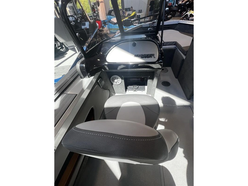 2023 Smoker-craft Ultima 172 alt