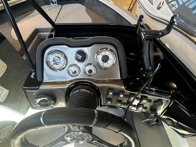 2023 Smoker-craft Ultima 172 alt