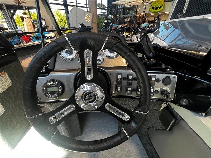 2023 Smoker-craft Ultima 172 alt