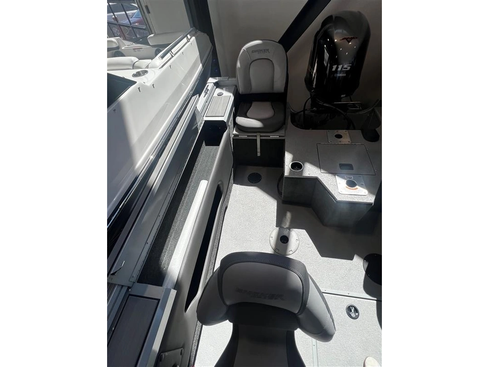 2023 Smoker-craft Ultima 172 alt