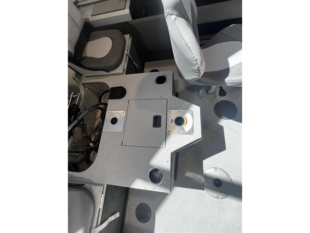 2023 Smoker-craft Ultima 172 alt