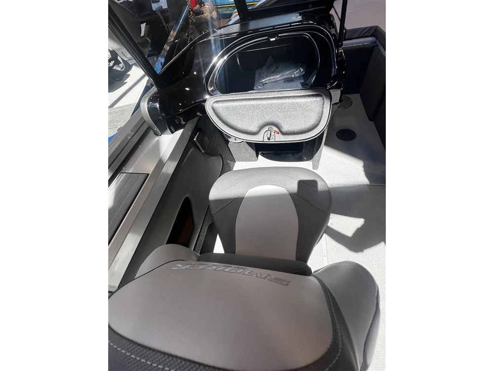 2023 Smoker-craft Ultima 172 alt
