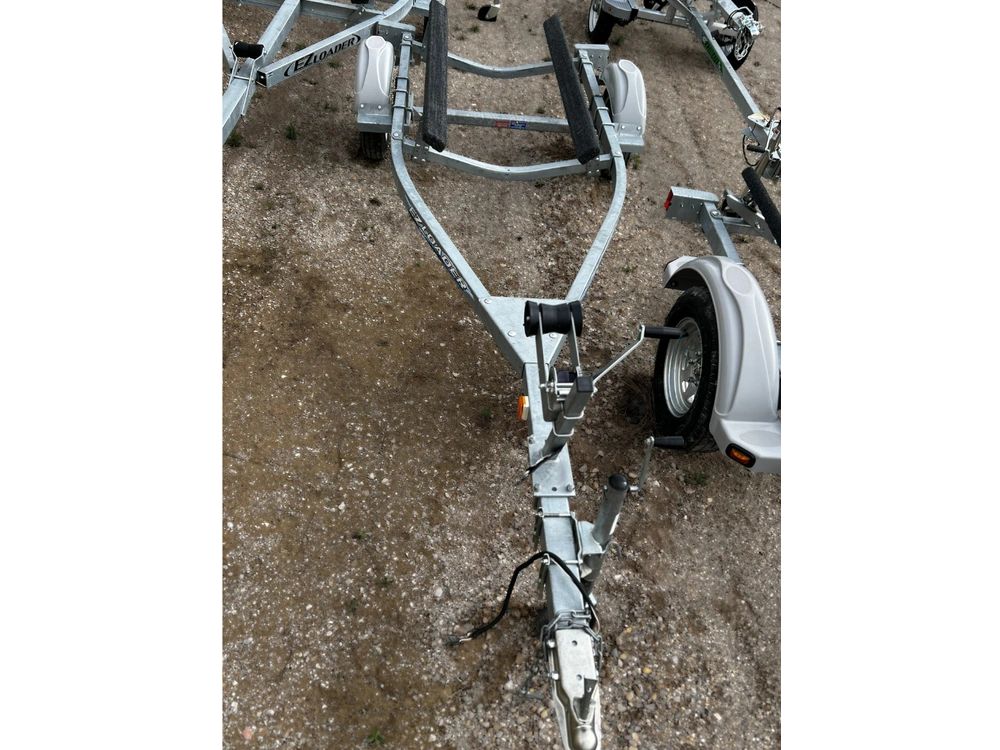 2011 Ez Loader 125 Pwc Trailer alt