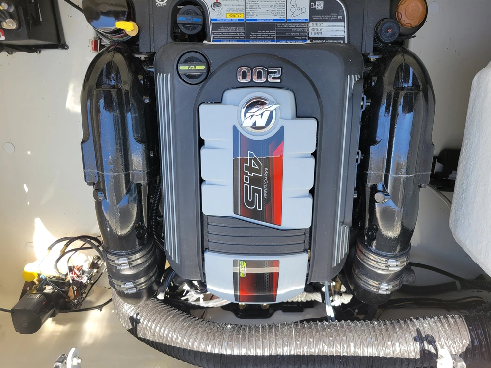 Bayliner Vr4 2023 alt