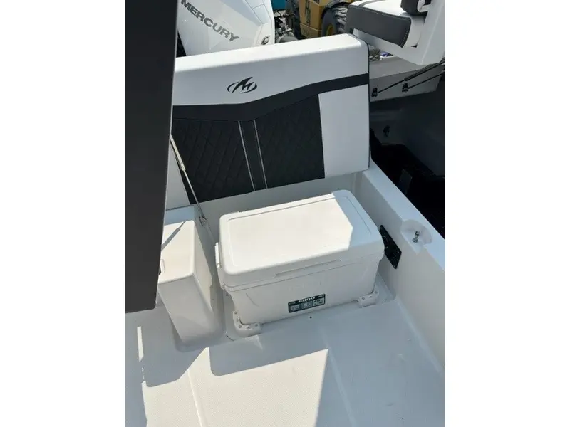 Monterey Boats M225 Bowrider Mercury OB 250HP V8 2024