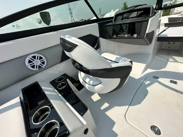 Monterey Boats M225 Bowrider Mercury Ob 250hp V8 2024 alt