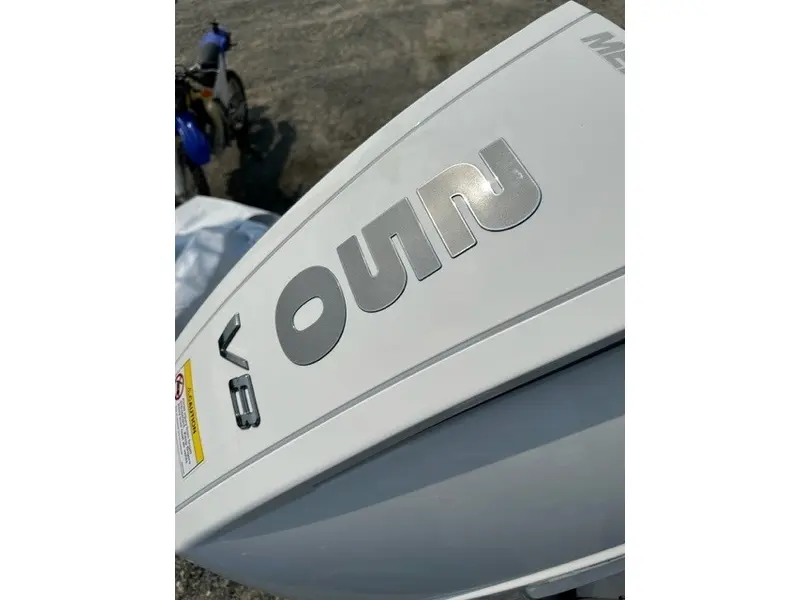 Monterey Boats M225 Bowrider Mercury OB 250HP V8 2024