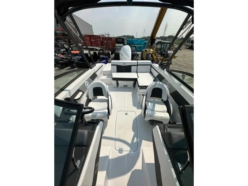 Monterey Boats M225 Bowrider Mercury OB 250HP V8 2024