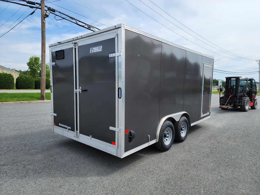 EZ-HAULER REMORQUE FERMÉE 8.5 X 16 PORTE DOUBLE 2023