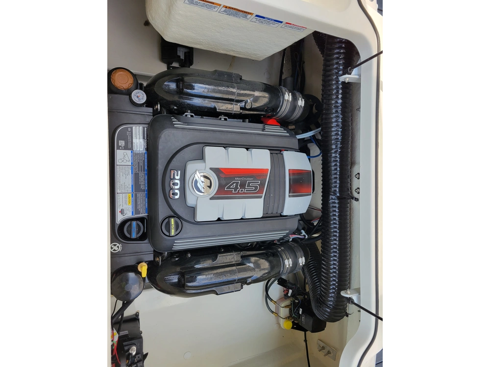 Bayliner Vr4 2023 alt