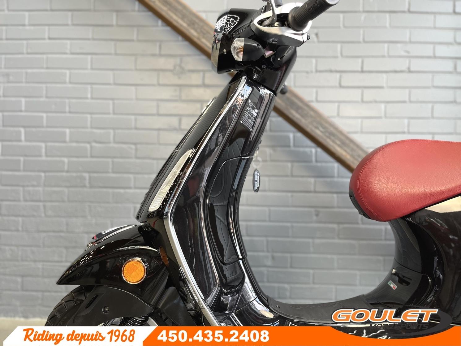 2015 Vespa 946 150ie Scooter - Walkaround - 2015 Salon Moto de Montreal 