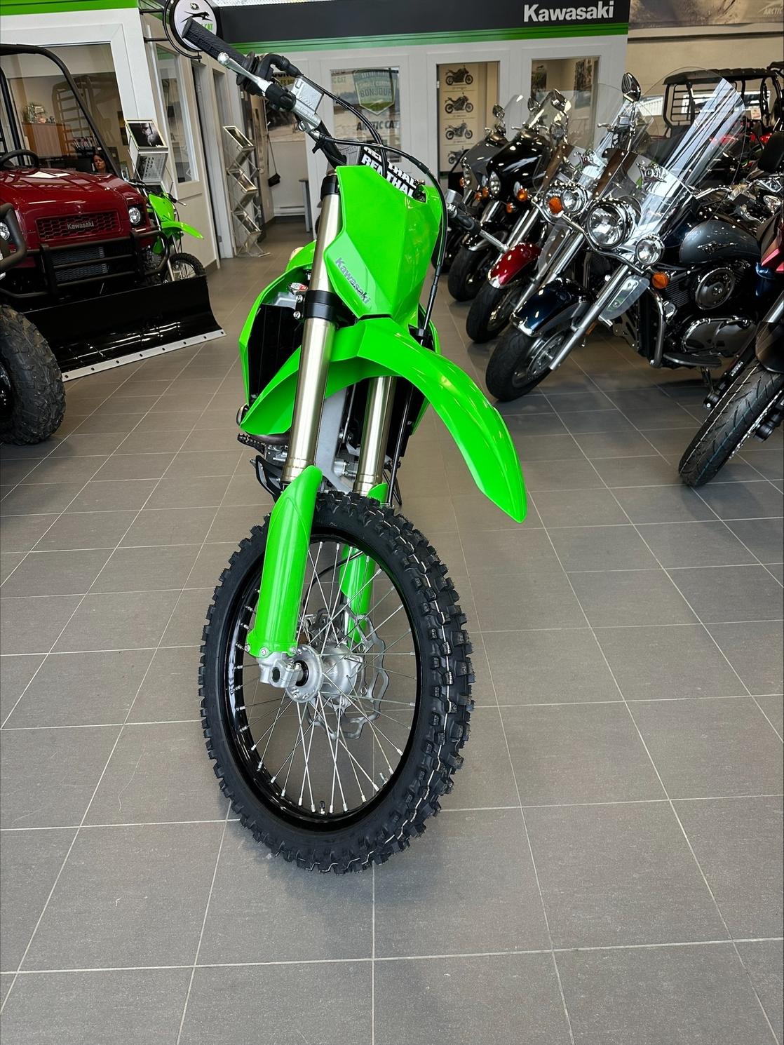 Découvrez le Kawasaki KX250 2024 dans votre concession à ChateauRicher