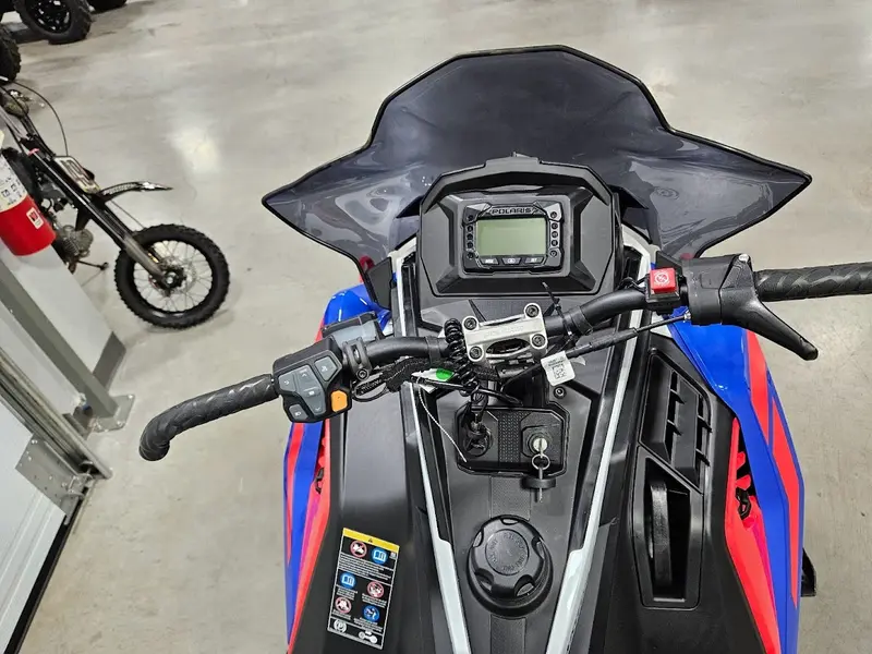 2024 Polaris 850 INDY XCR 136 Garantie 2 ans