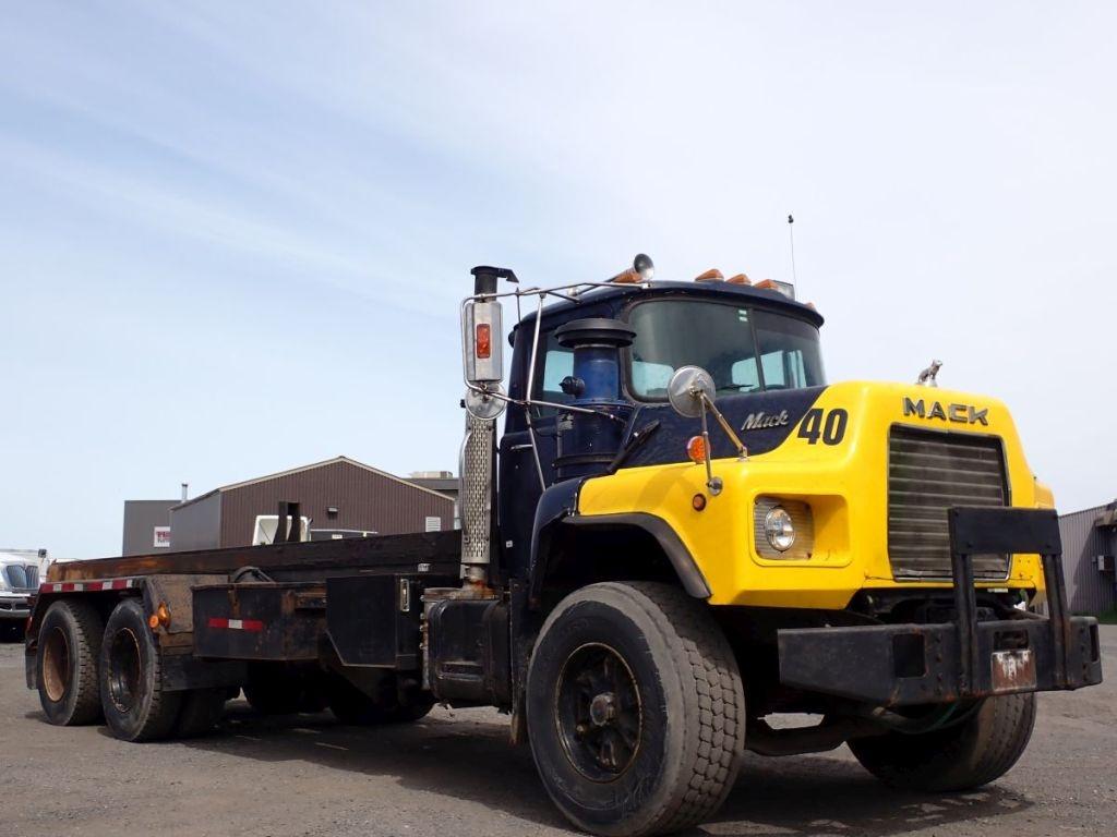 1990 Mack DM690S 