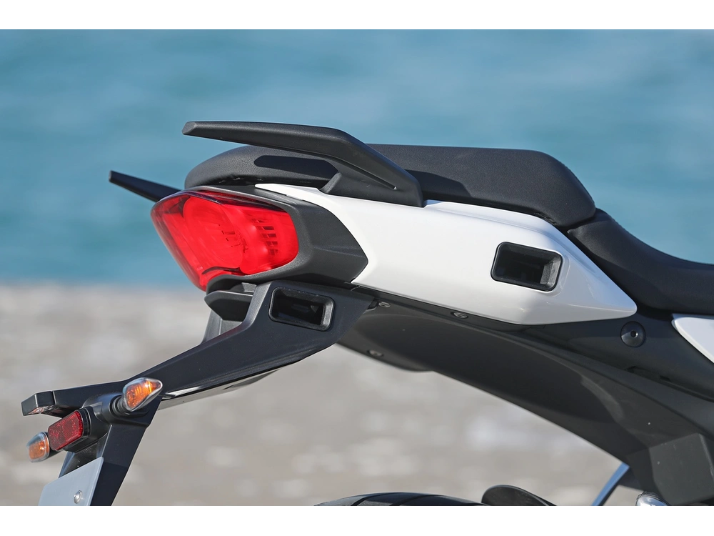 Moto Guzzi V100 Mandello 2023