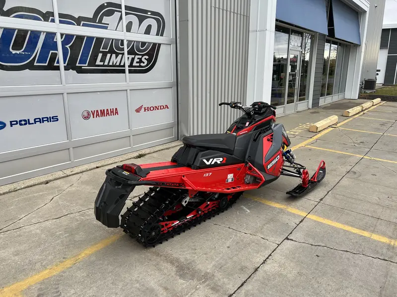 2024 Polaris INDY VR1 137 850 / 2 ANS DE GARANTIE