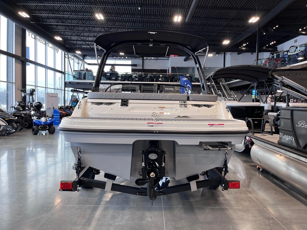 Bayliner Vr4 2023 alt