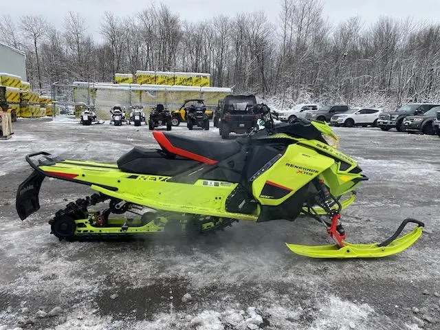 2020 Ski-Doo Renegade XRS 850 E-TEC 137’’ SAVE $2800 RABAIS