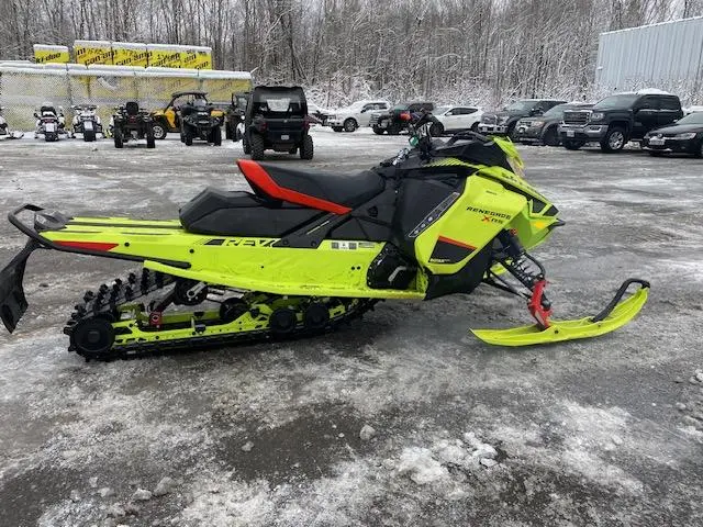 2020 Ski-Doo Renegade XRS 850 E-TEC 137’’ SAVE $2800 RABAIS