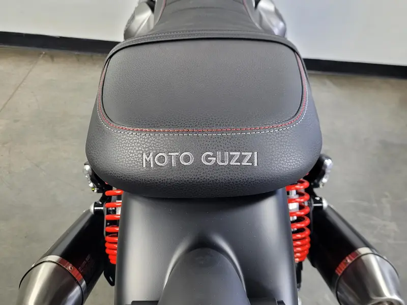 2023 Moto Guzzi V7 STONE SPECIAL EDITION *4.99% SUR 48 MOIS