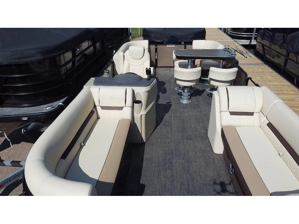 Godfrey Marine Sweetwater 2286 Midship Table 2023 alt