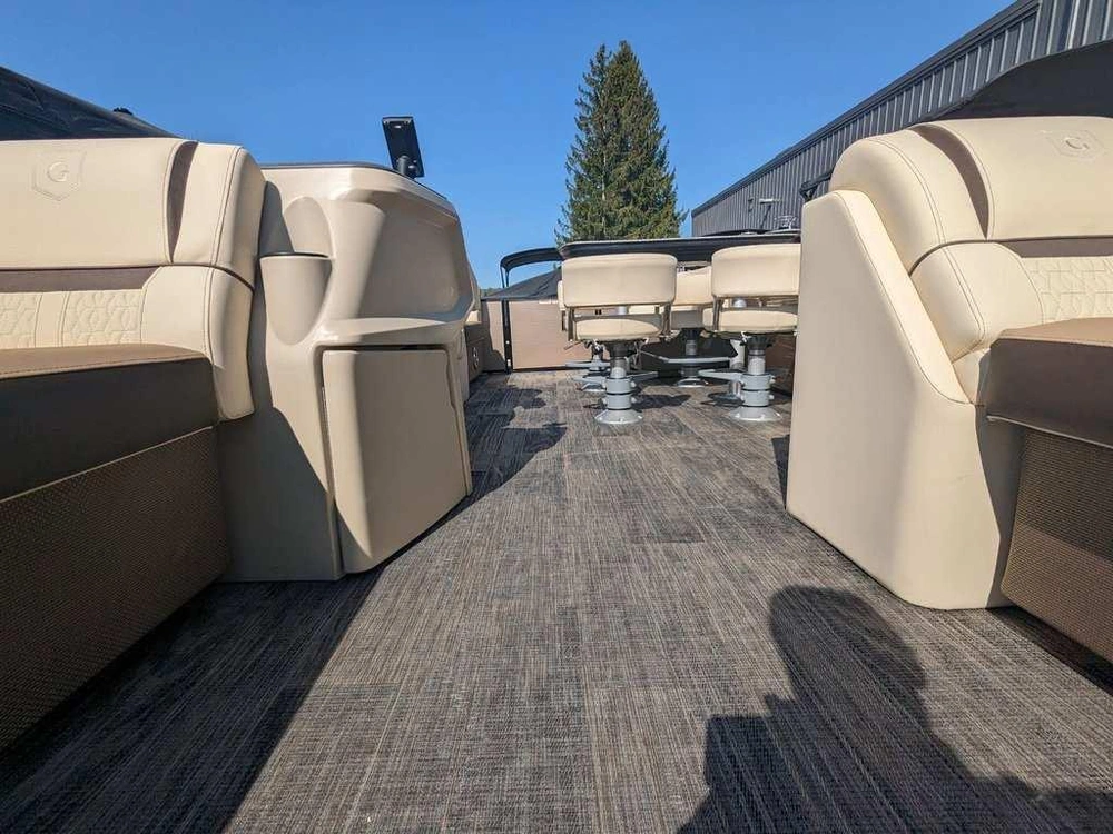 Godfrey Marine Sweetwater 2286 Midship Table 2023 alt