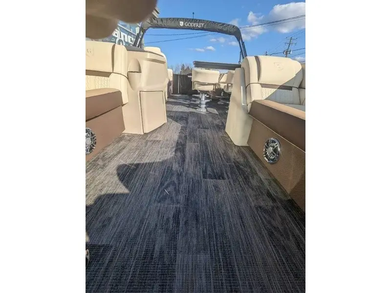 Godfrey Marine SWEETWATER 2286 MIDSHIP TABLE 2023