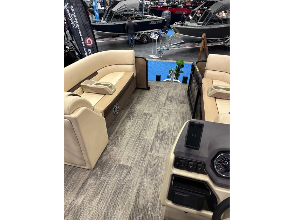 Godfrey Marine Sweetwater 2286 Midship Table 2023 alt