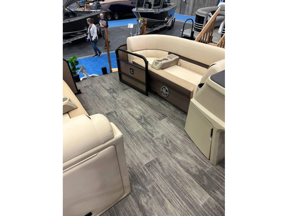 Godfrey Marine Sweetwater 2286 Midship Table 2023 alt