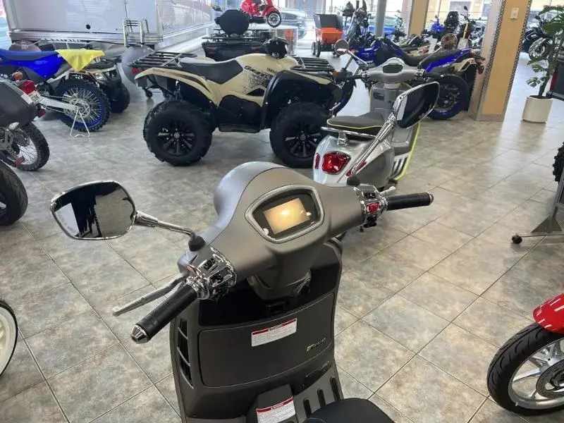 2023 Vespa GTS SUPERTECH 300 thumbnail 10