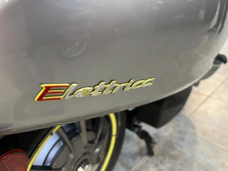Vespa Vespa Elettrica 70km Giallo Lamp 2023 alt