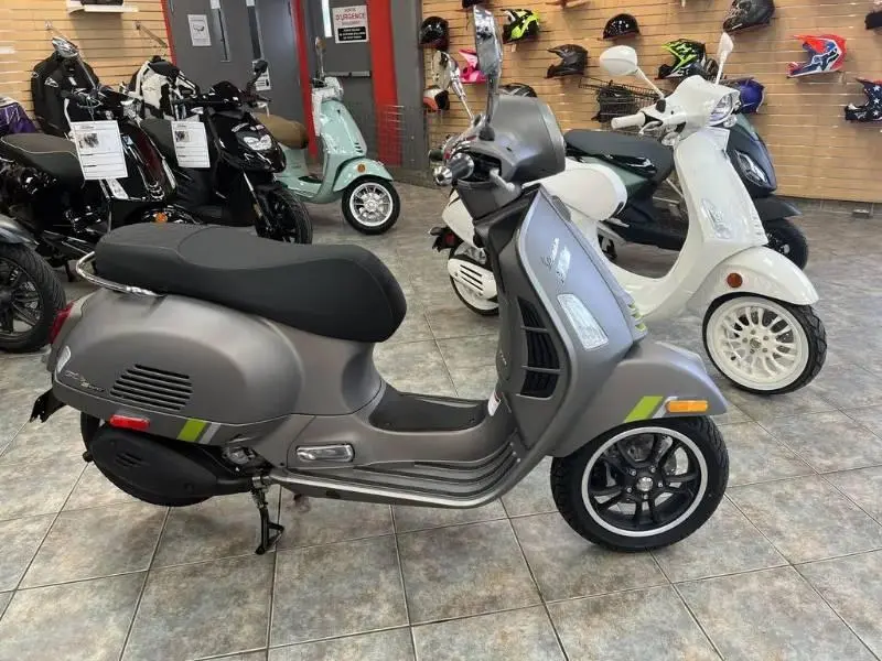 2023 Vespa GTS SUPERTECH 300 thumbnail 4