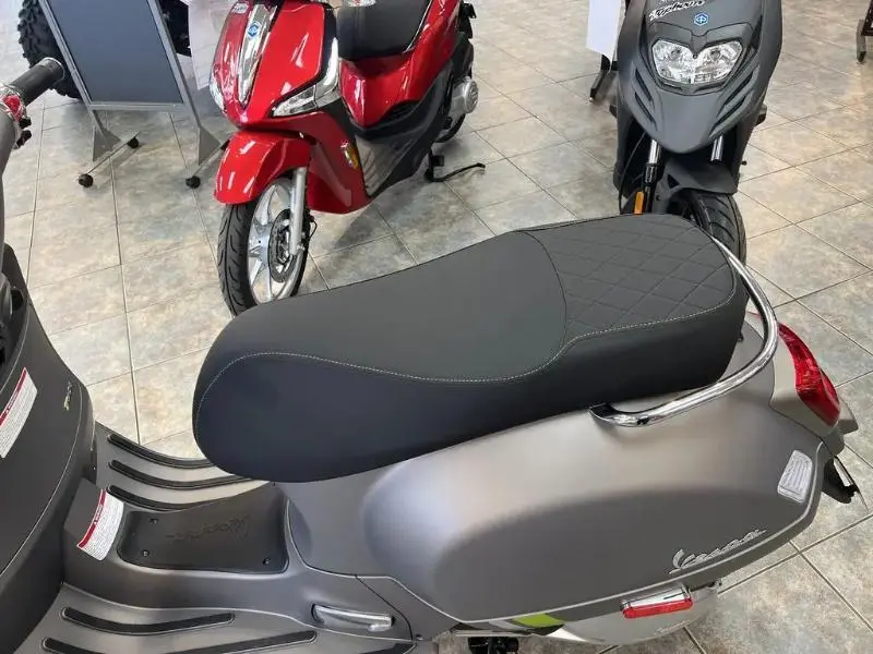 2023 Vespa GTS SUPERTECH 300 thumbnail 11