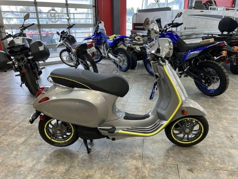 Vespa Vespa Elettrica 70km Giallo Lamp 2023 alt