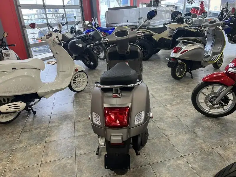 2023 Vespa GTS SUPERTECH 300 thumbnail 7