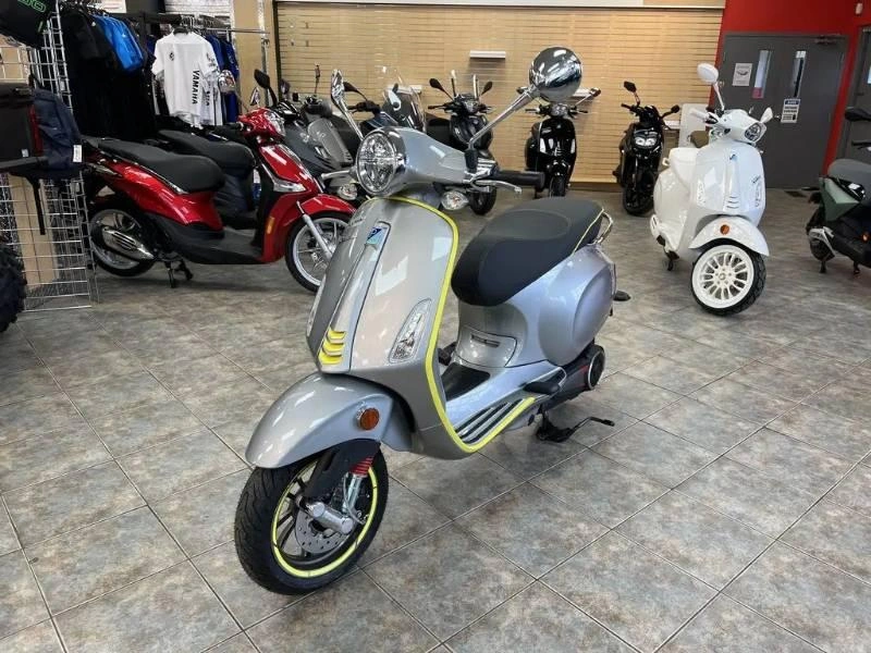 Vespa Vespa Elettrica 70km Giallo Lamp 2023 alt