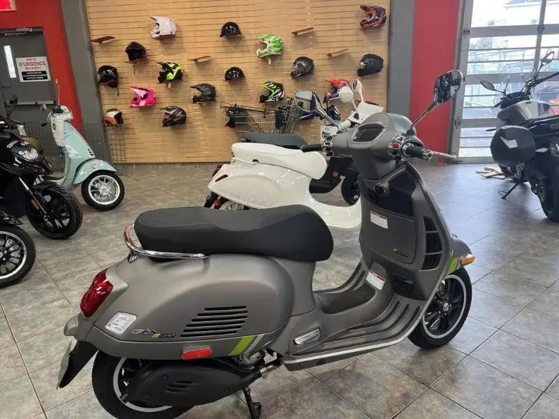 2023 Vespa GTS SUPERTECH 300 thumbnail 5