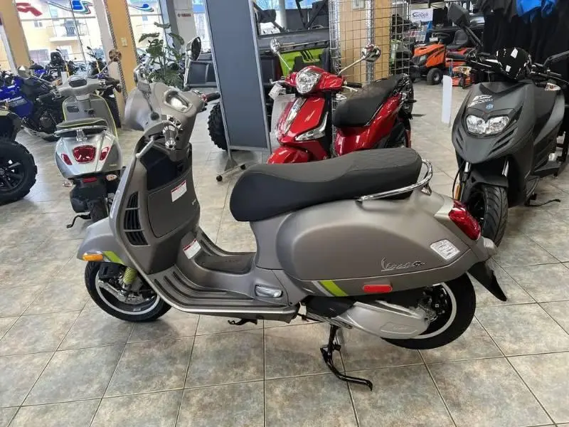 2023 Vespa GTS SUPERTECH 300 thumbnail 9